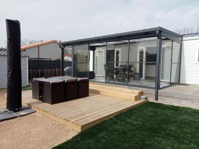 Résidence avec piscine, chalet pour 6